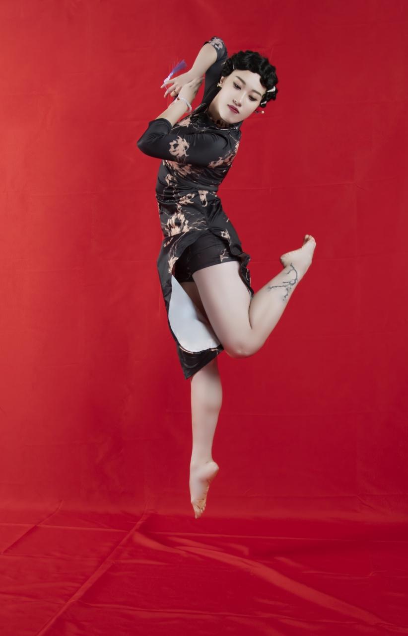 旗袍美女翩翩起舞