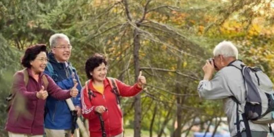 据了解，澳大利亚有一批华人，原本都是国内体制内的退休人员，五十岁时来到澳大利亚，