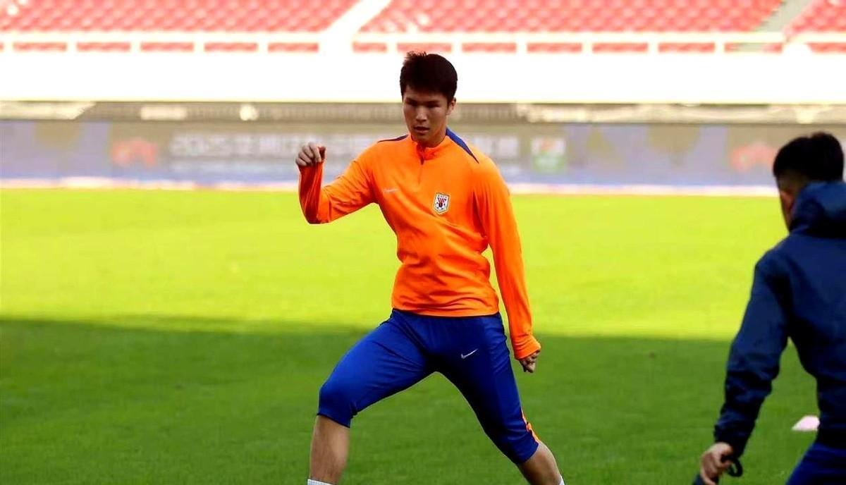 俱乐部不买球员，先买你的注意力——中国足球转会变成舆论战。经纪人放个风，媒体连