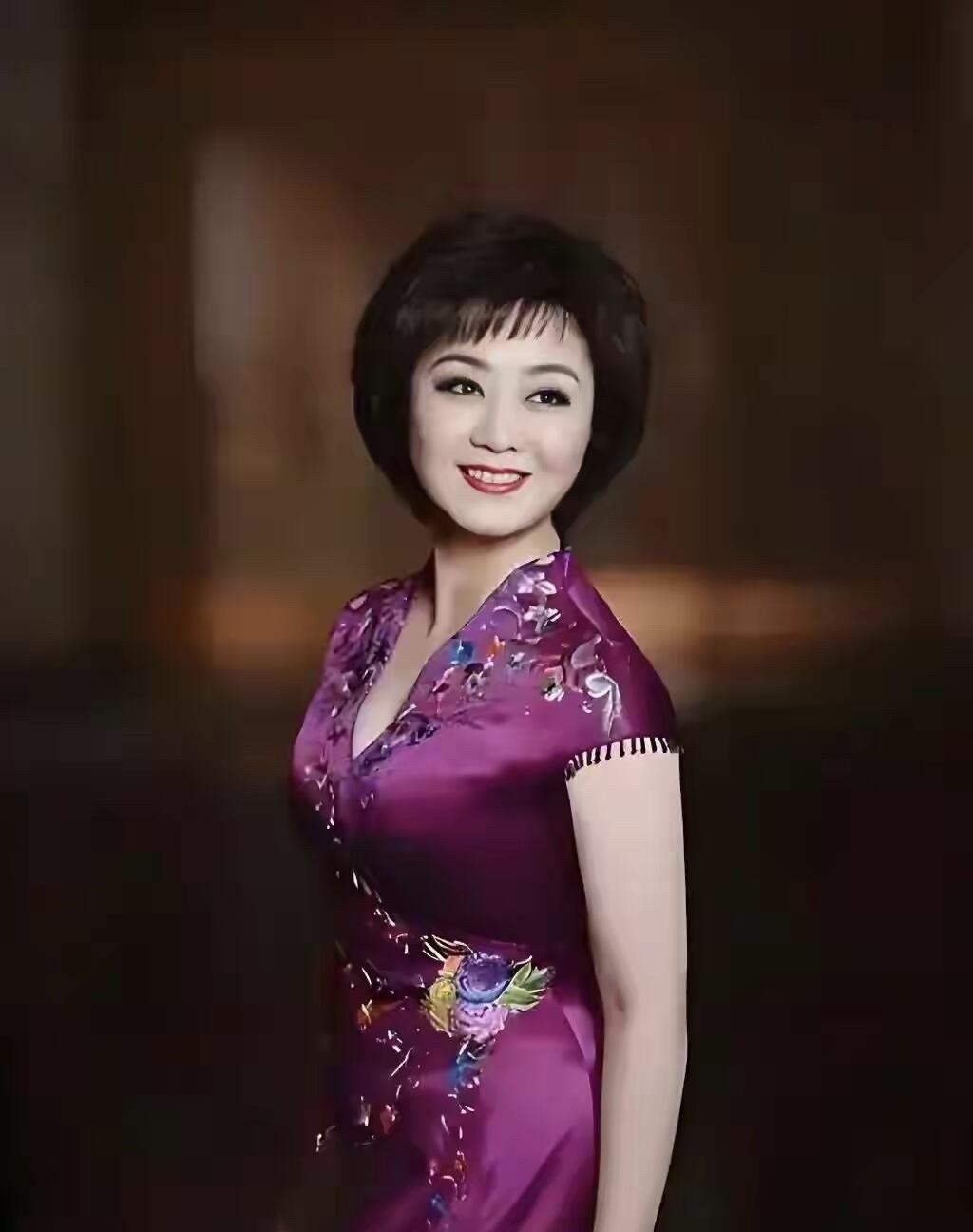 一直都知道她漂亮，没想到她的身材也这么好，50多岁了仍旧凹凸有致，风韵迷人。被