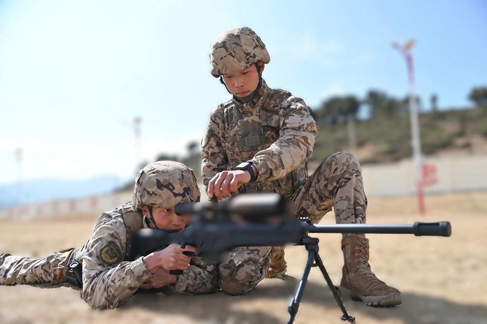 ？航母都让群众上去连摸带看又拍照了，这老烧火棍打码？真看不懂官媒有时的操作之前有