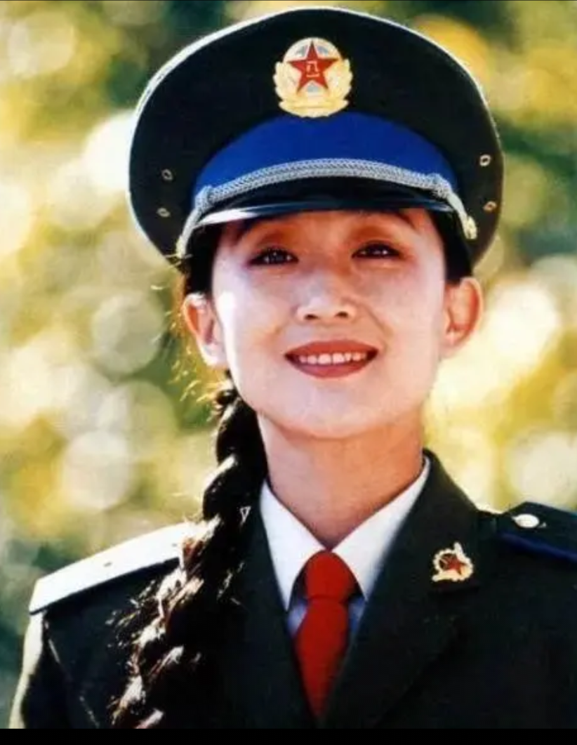 一天演员洪剑涛在家中睡觉，三更半夜之际突然楼下的女演员陈瑾来家里敲门，洪剑涛迷迷