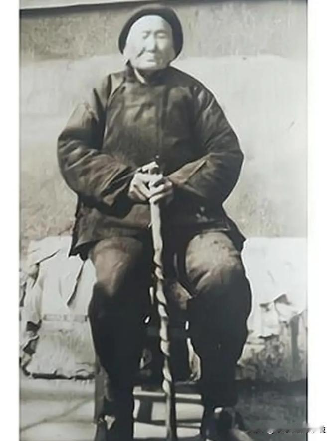 1941年，一位老妇人请“汉奸”侄子吃饭，突然压低声音道“孩子，给我弄300发子