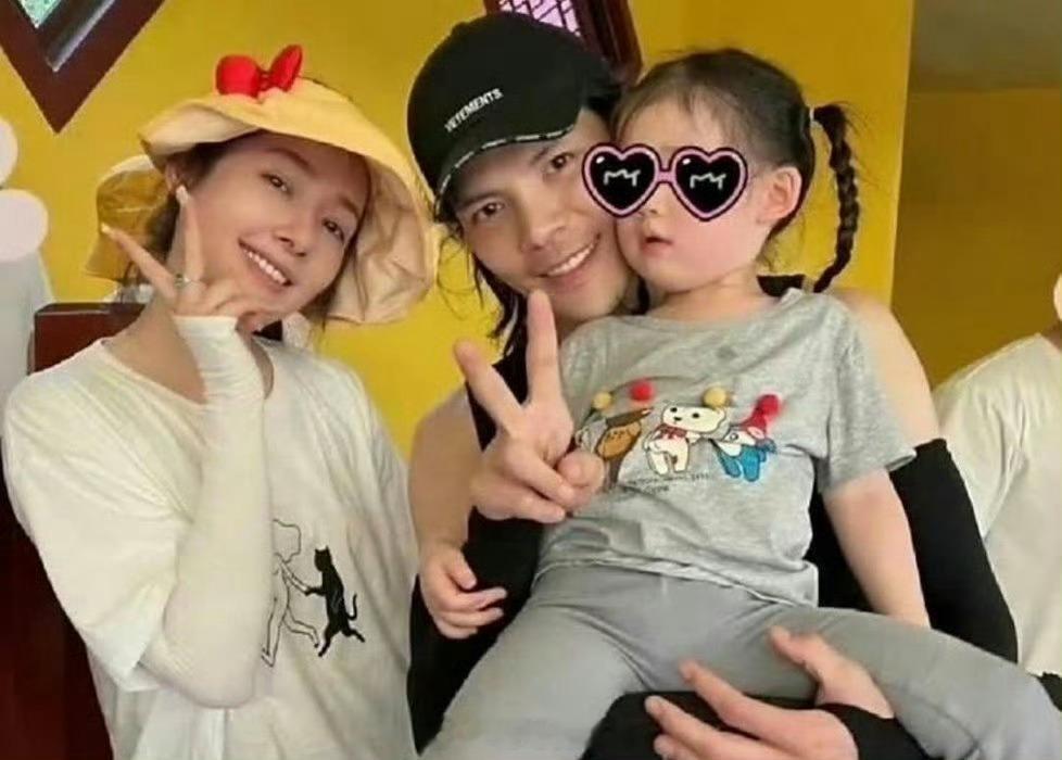 向佐的女儿向芷，这位美丽的小公主，毫无疑问地遗传了母亲郭碧婷的绝美容颜。​​​