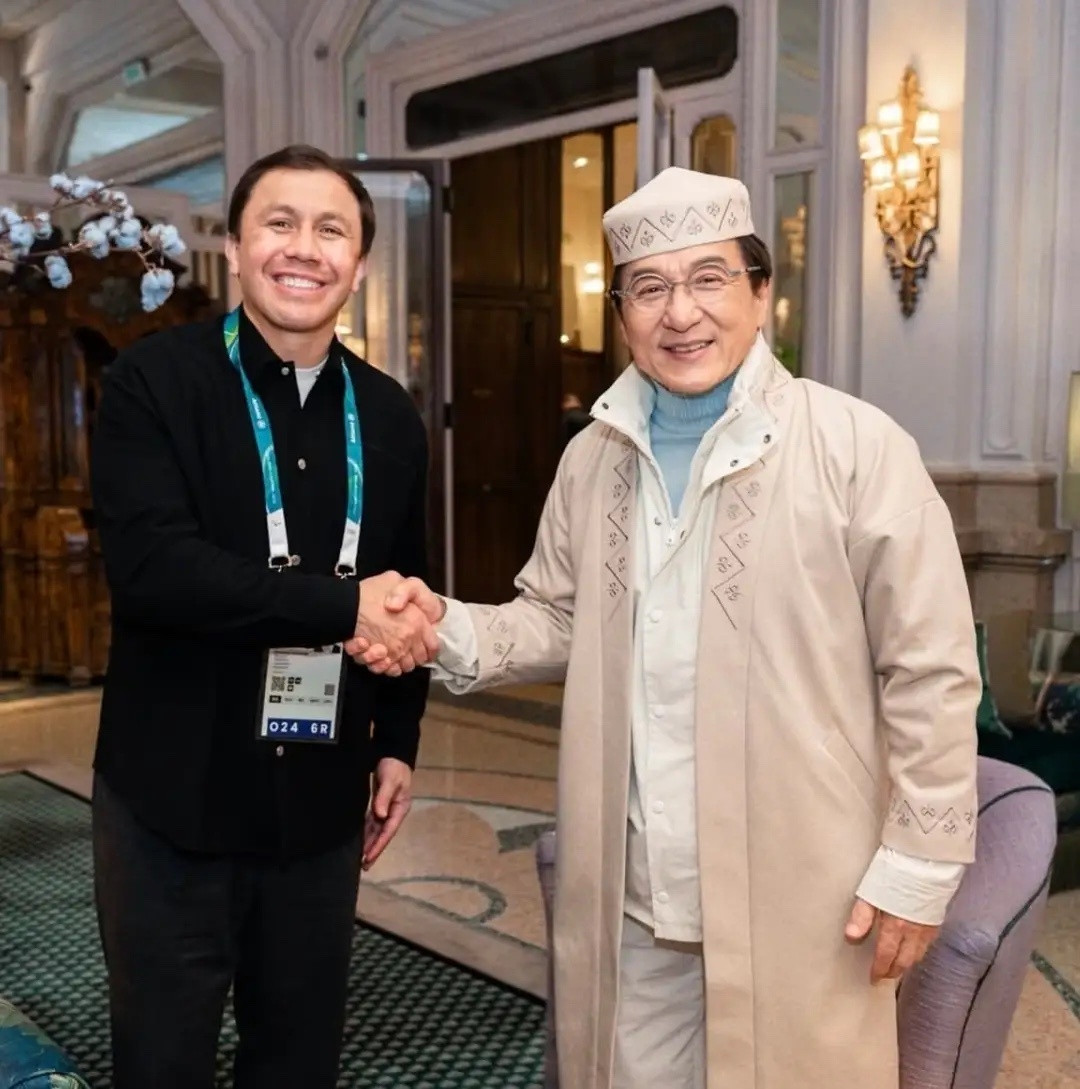 71岁成龙米兰看冬奥会，房祖名随行侧脸超像爸父子俩关系越来越好！