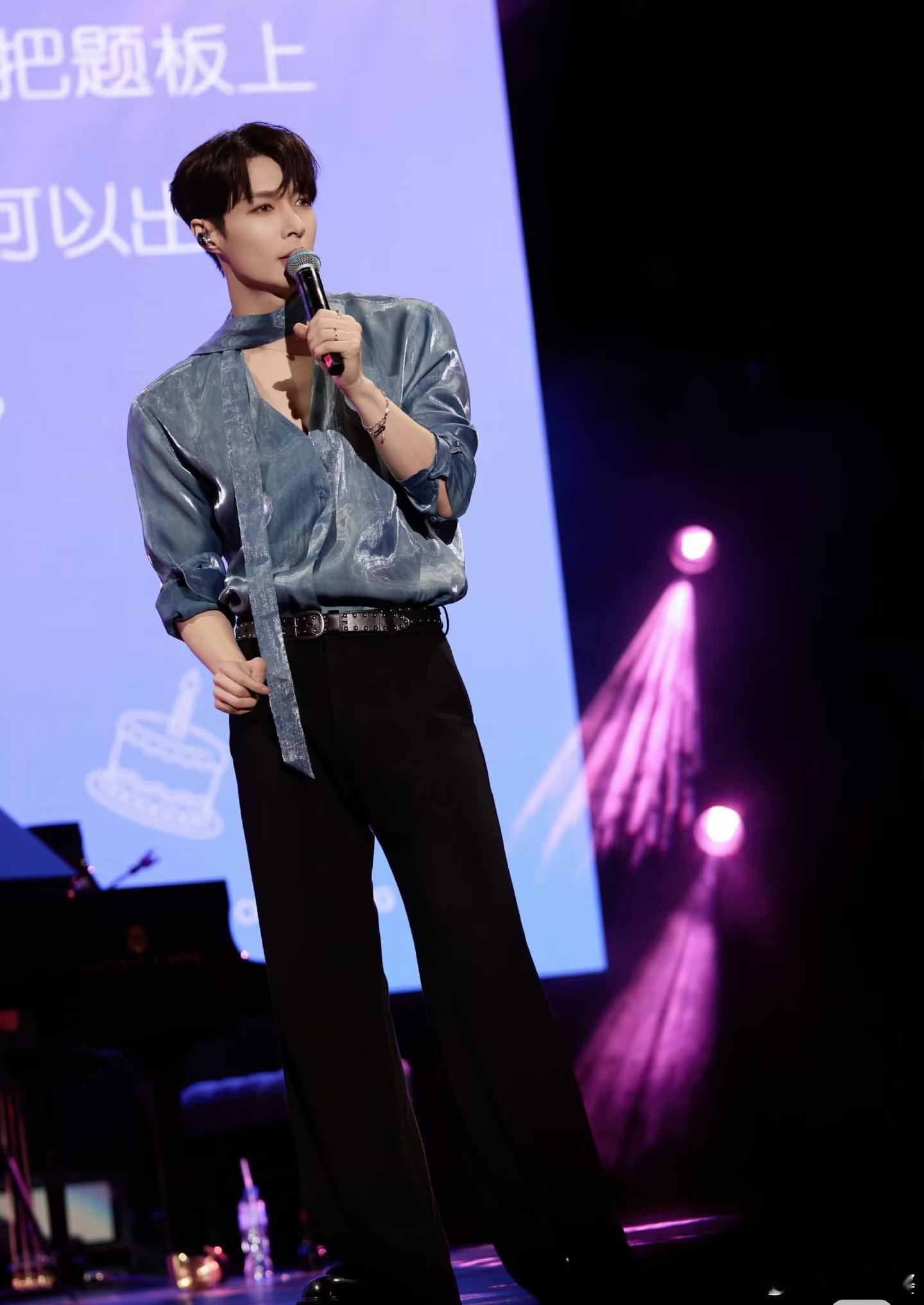 张艺兴捐赠香港100万元除了捐款，张艺兴还在ins上转发救援信息，帮忙扩散避难地