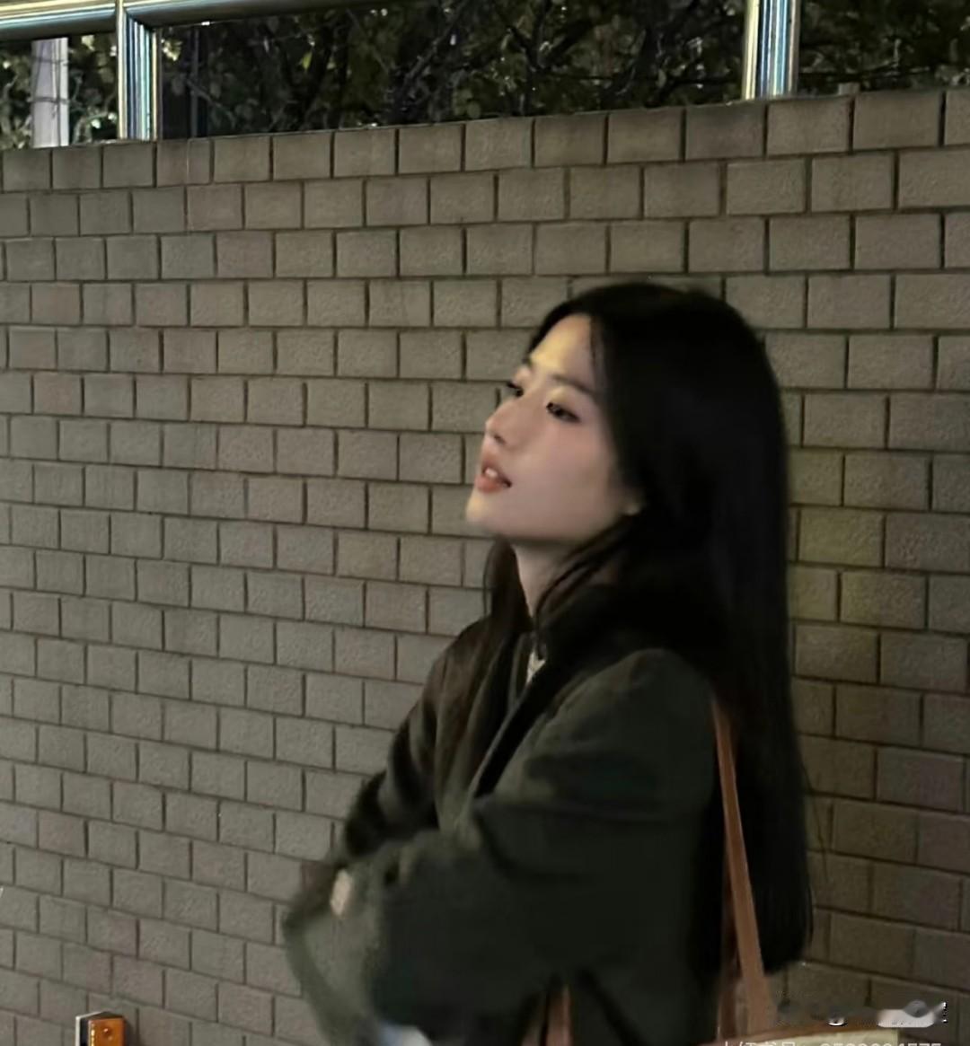 为啥感觉没人说卢昱晓像刘亦菲呢？客观来说，新生代的小花中感觉卢昱晓是最像刘亦菲