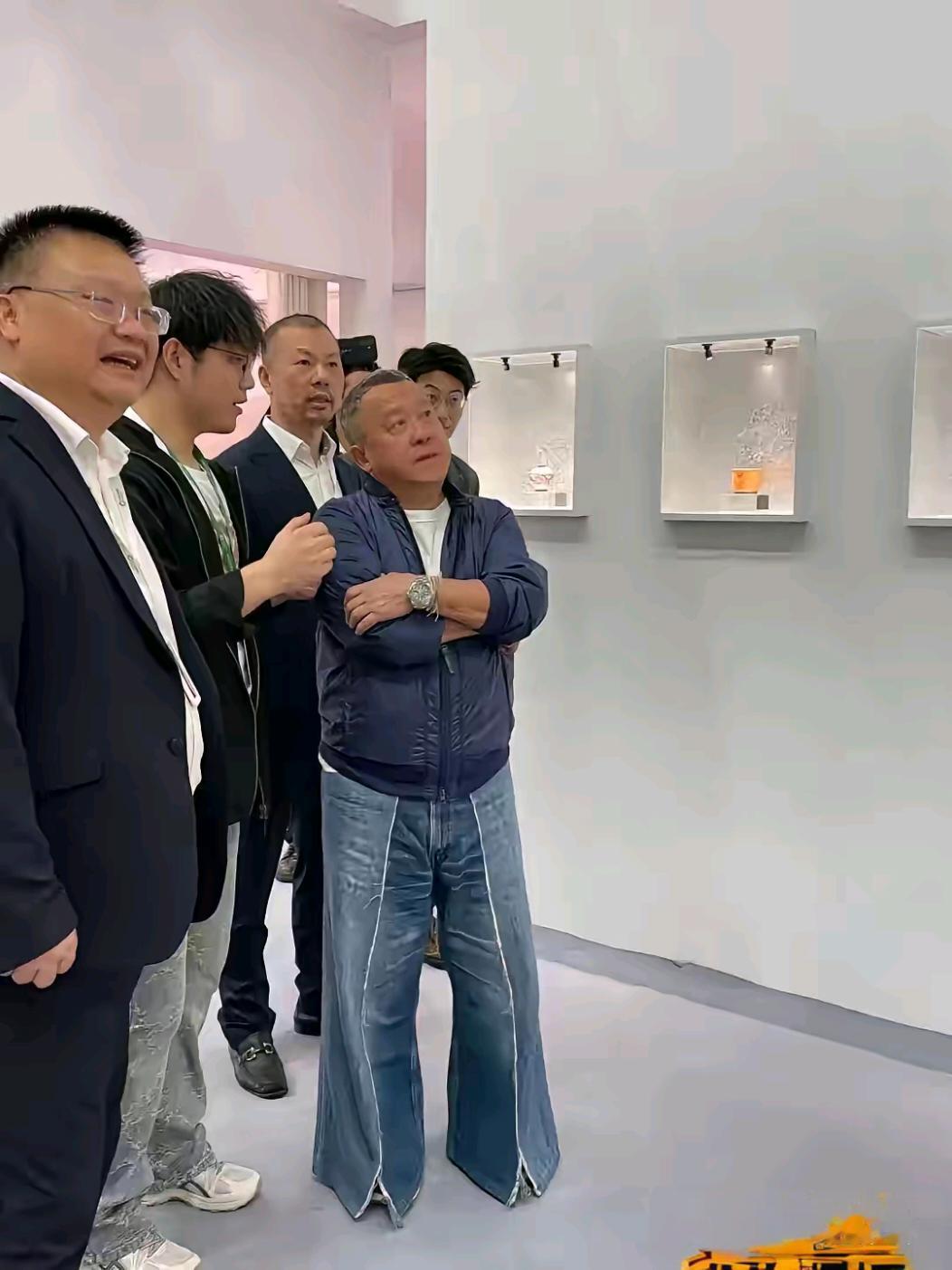 曾志伟穿这裤好看吗？本来个子矮，裤子又盖脚，且前面两条抢眼的直缝，更凸显出他短