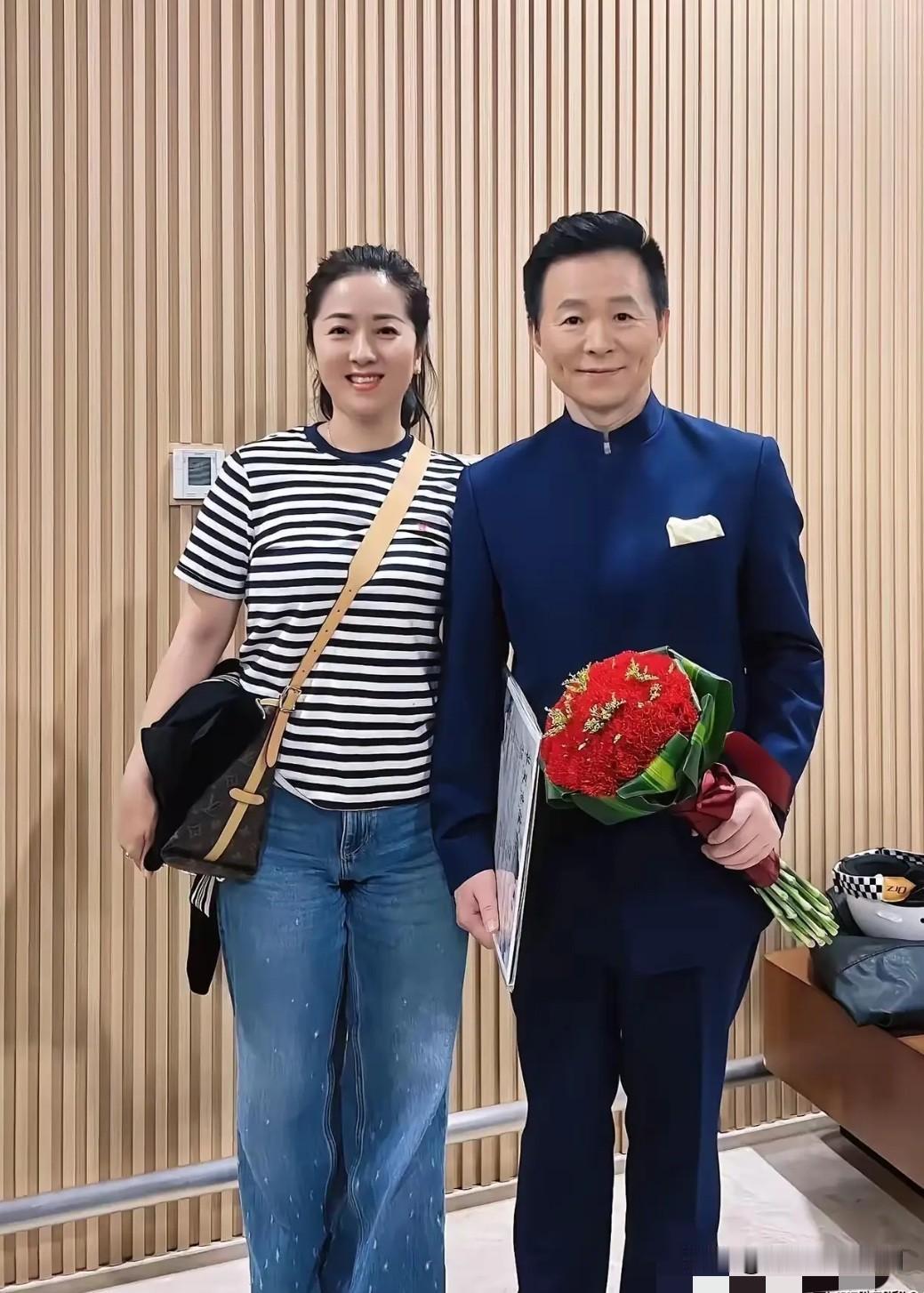 这是军旅歌唱家王宏伟与著名钢琴家演奏家杨珊珊的合影。他们二人相差十岁，王宏伟确实