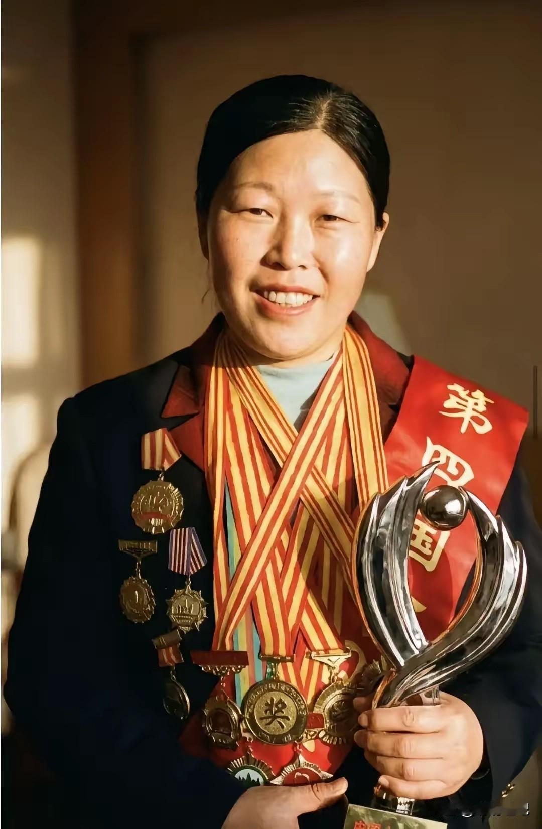 我敢说全中国都找不出第二个这样的孕妇：怀孕9个月，跑进能见度不足5米的沙尘暴里背