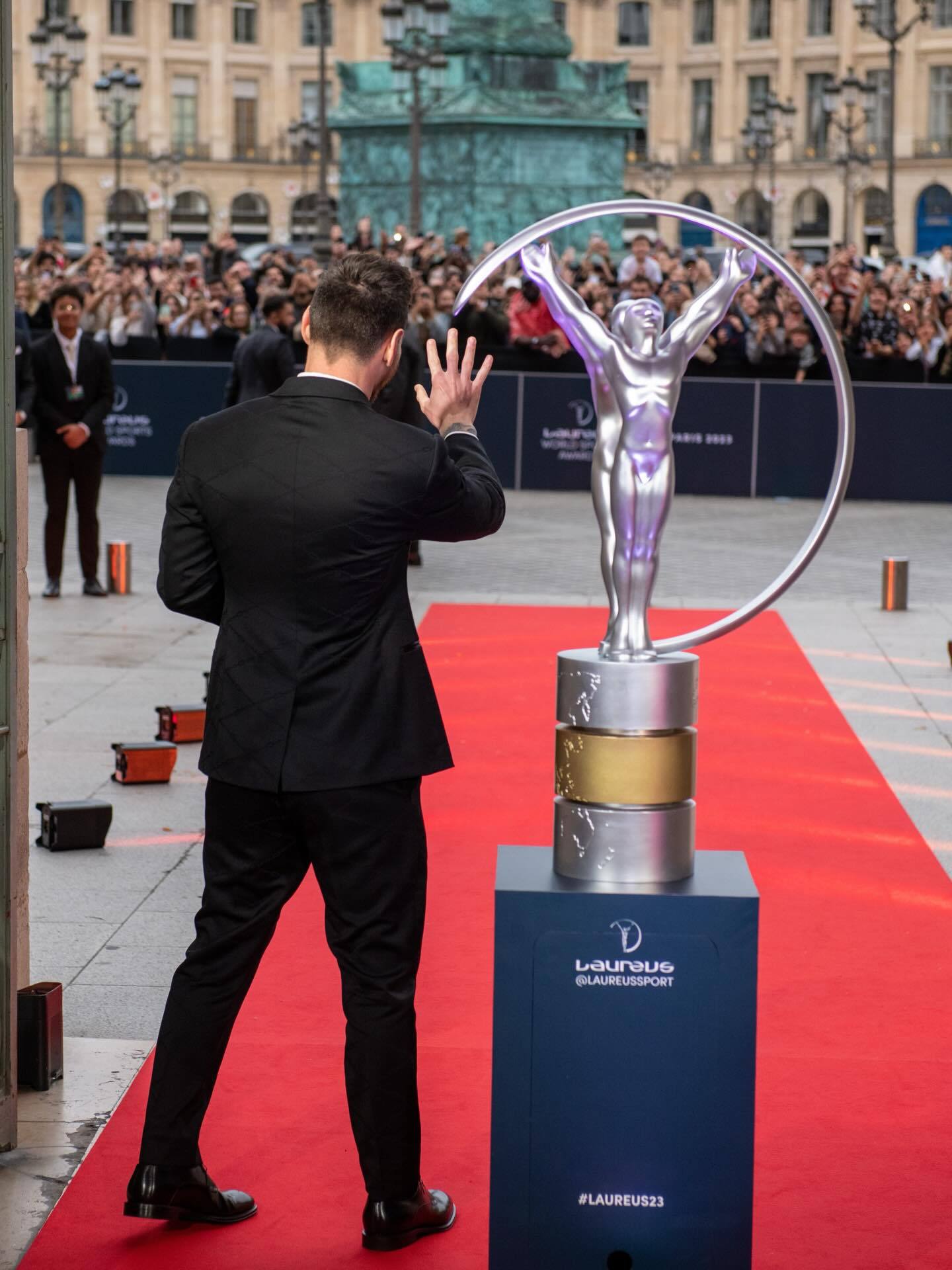 劳伦斯官方用梅西做配图：👋📸🏆今天是个非常重要的日子！梅西梅西