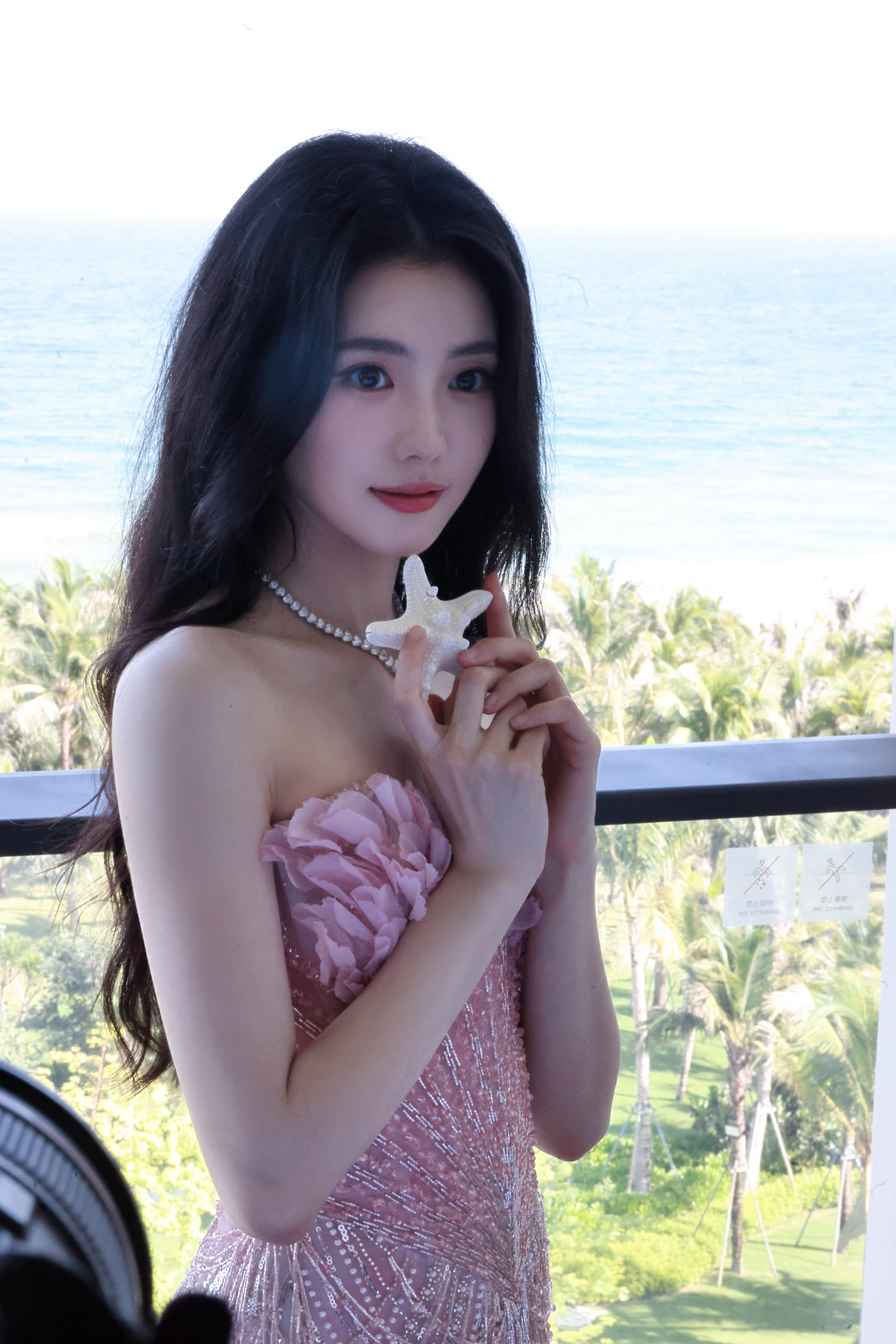 刘浩存.雾粉抹胸鱼尾礼裙缀满细碎珠片✨笑靥嫣然，演绎独有的优雅风情。刘浩存