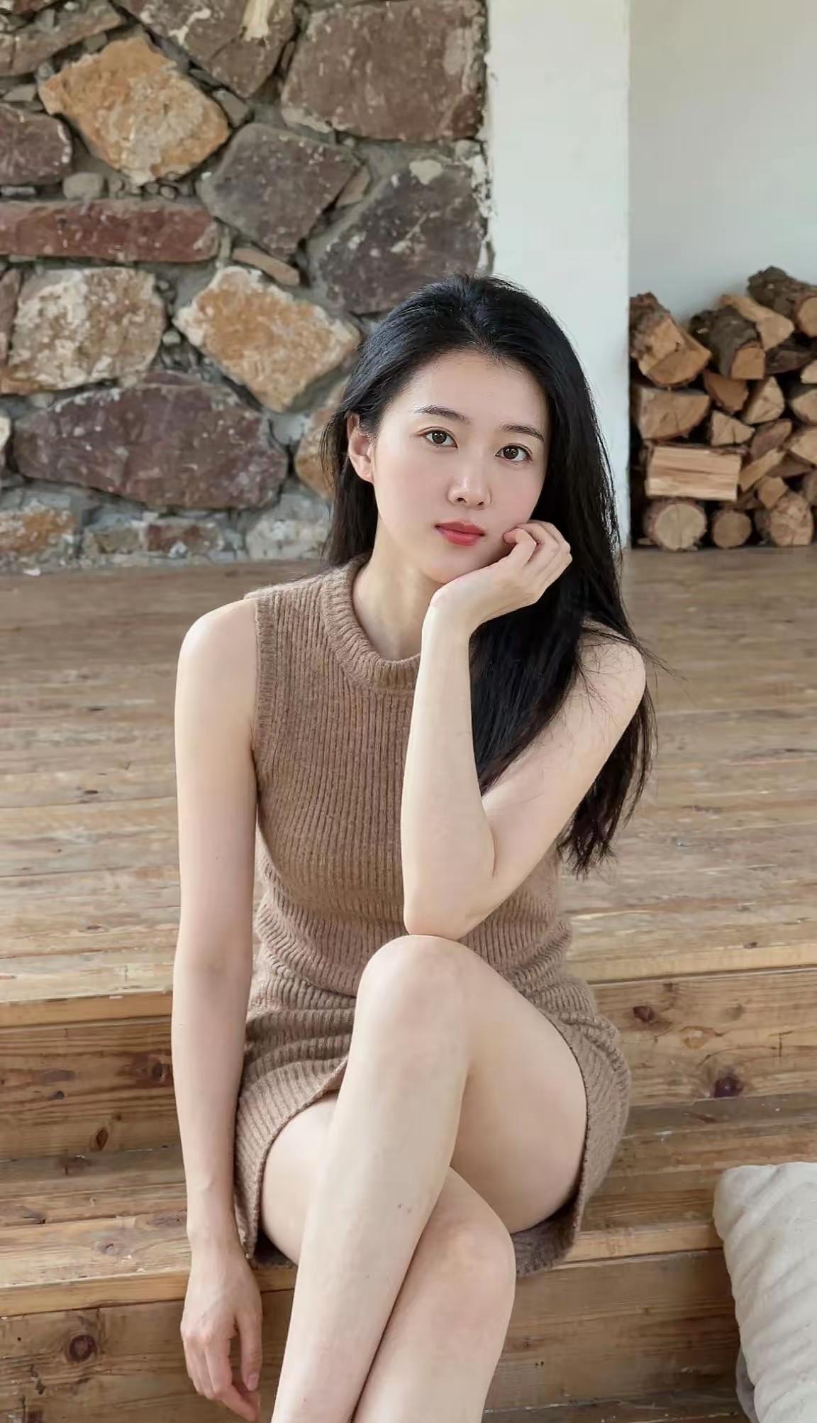 甜美型美女靓丽而优雅落落大方