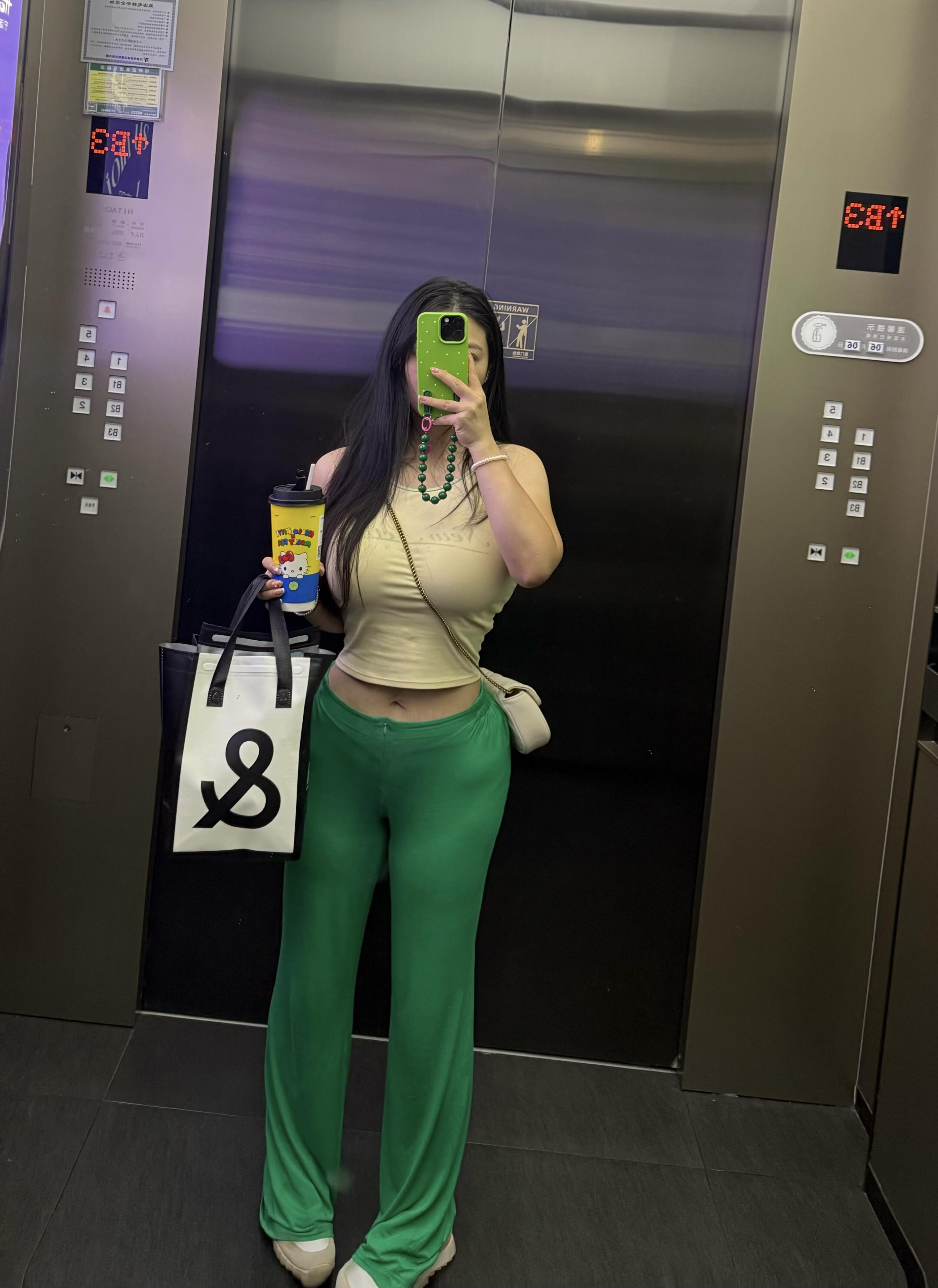 今晚下班来健身房锻炼。