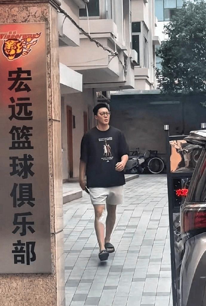 胡明轩看来膝盖是真有点问题，贴上厚厚的胶布，人也显瘦几分，他从美国特训归来后，原