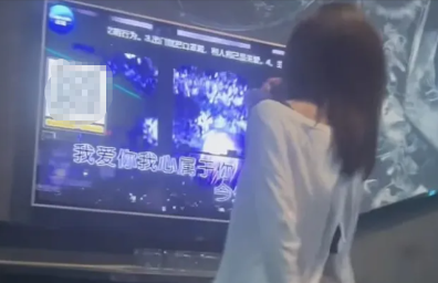 湖北4位女子去酒吧叫男陪玩，疯玩一宿早上却只给了500元的小费。男子恼羞成怒，叫