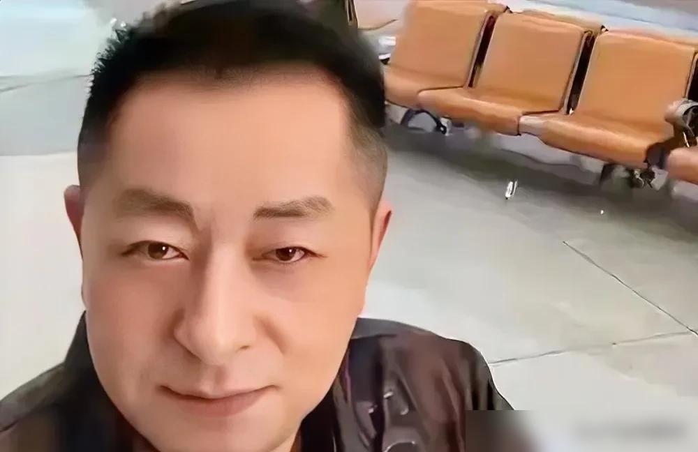 汪小菲亲爹汪玺藏得太深了！全网都在看张兰直播卖货，谁能想到，这个平日里低调到尘埃