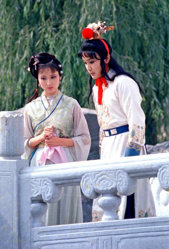 为晴雯弃黛玉，看宝玉对黛玉的疏远。很多人津津乐道于中秋夜黛玉与湘云的情谊，友