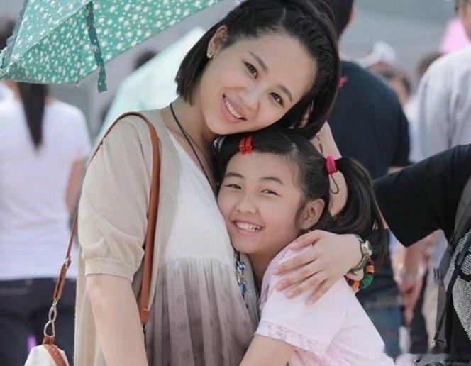 杨紫和张子枫的合照，一个19岁一个10岁，没想到两个人小时候是真的像​​​