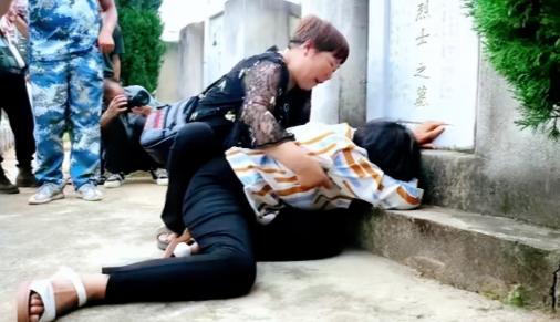 1984年，新婚三天的丈夫，上前线打仗不幸牺牲。不料，她的妻子却立马改嫁给了他的