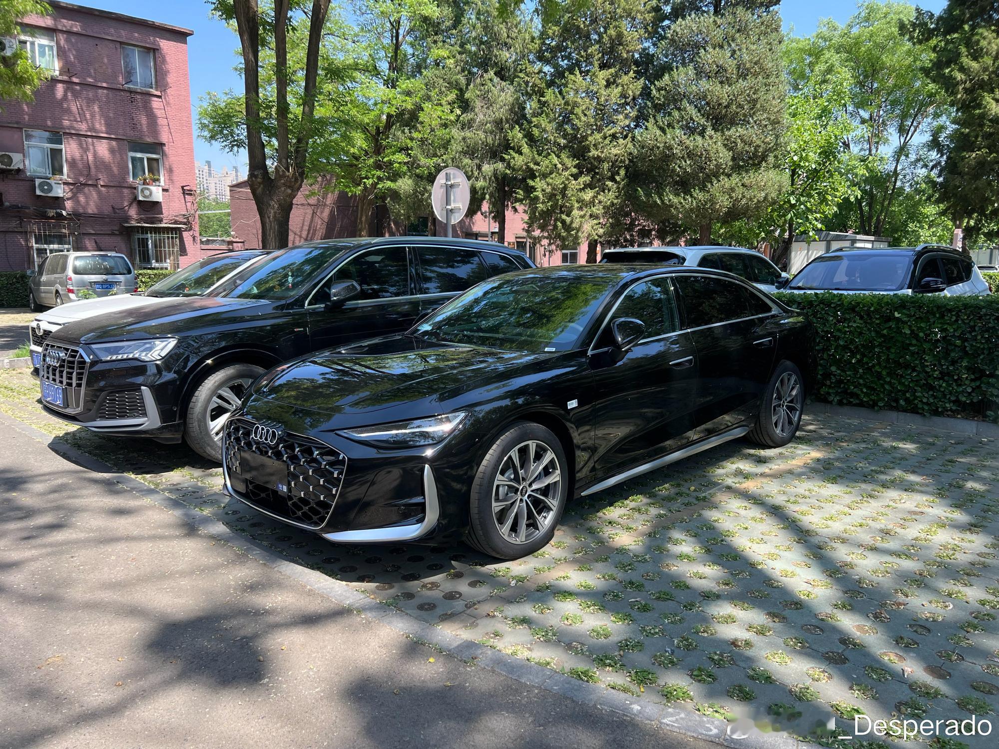 第一次看见实车的全新C9奥迪A6L。  总体给人感觉就是这车年轻了许多...