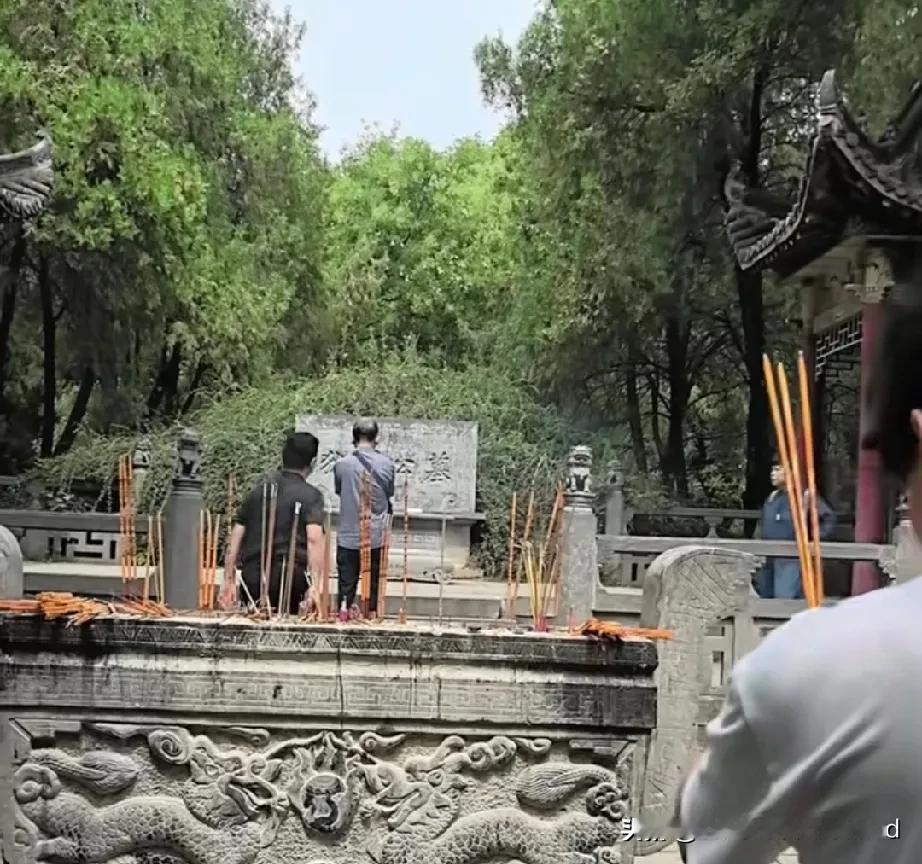 洛阳白马寺狄公墓是假的，一些洛阳网友不愿意了，甚至在平台举报。难道让老乡继