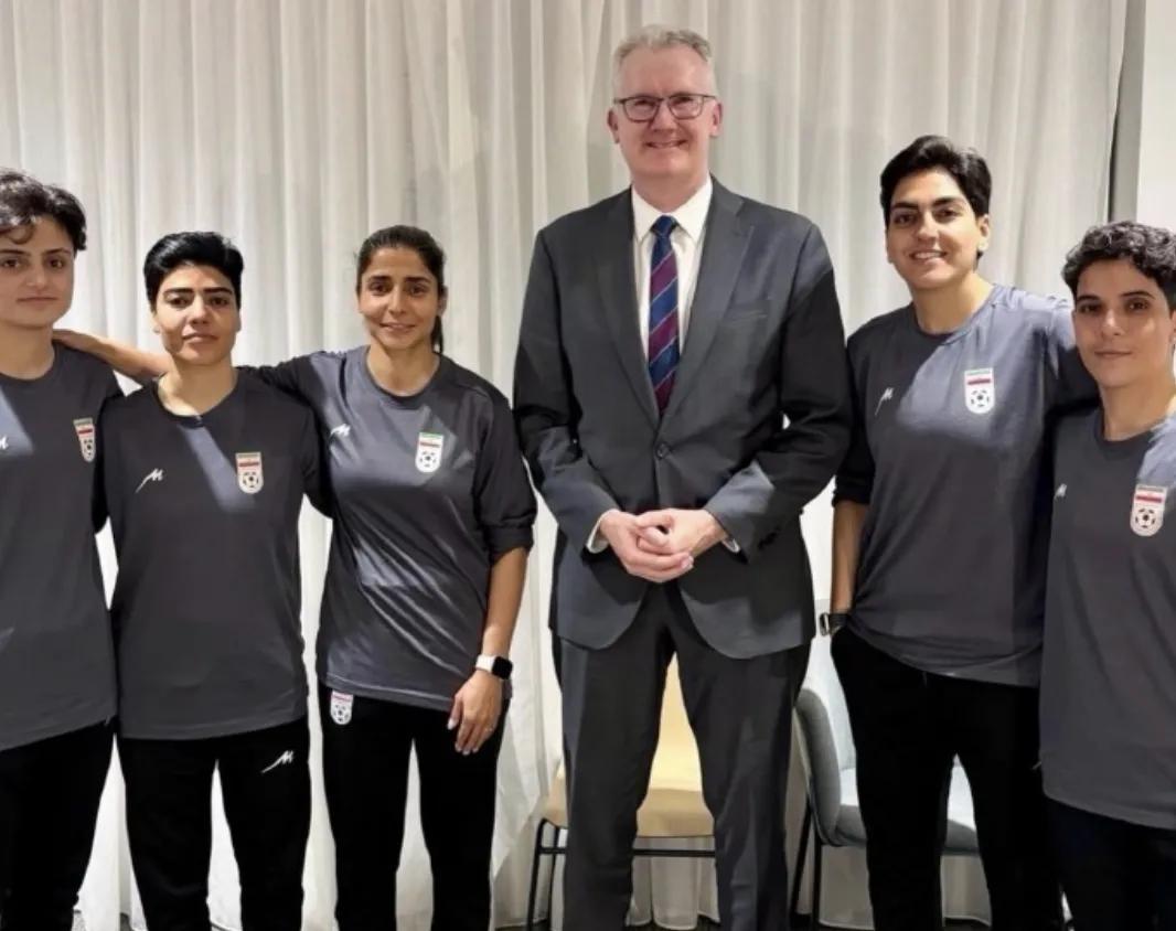 私下逃离伊朗女足球队的5名队员在澳大利亚集体亮相，澳大利亚内政部长托尼-伯克亲自