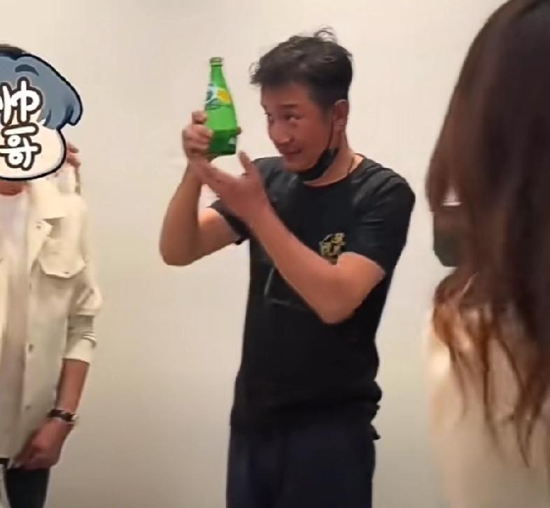 41岁的文章在上海开了家饭馆，生意火爆到从早到晚都在排队。他穿着工装忙前忙后，亲