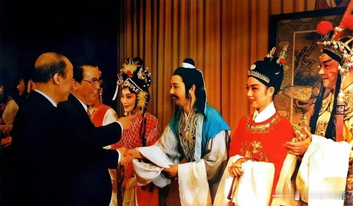 1991年6月，李鹏同志在安徽省委书记卢荣景、省长傅锡寿陪同下，到黄山视察工作。