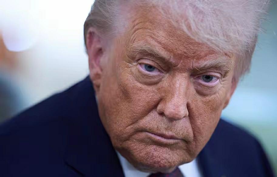 特朗普的双眼皮和眼圈怎么是粉红色的？特朗普这张脸很不正常，说他是白人，他一点都