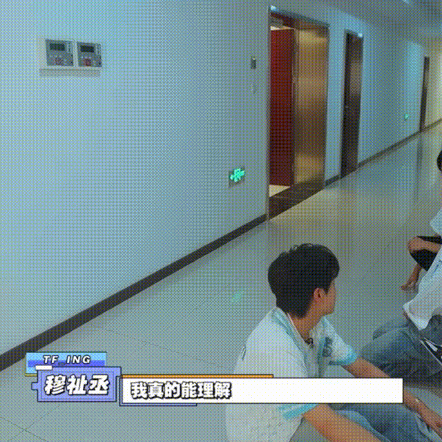 综艺新人躺过道惊呆沈腾黄晓明三个少年综艺新人脑洞真的绝！排排躺过道迎嘉宾，沈腾黄