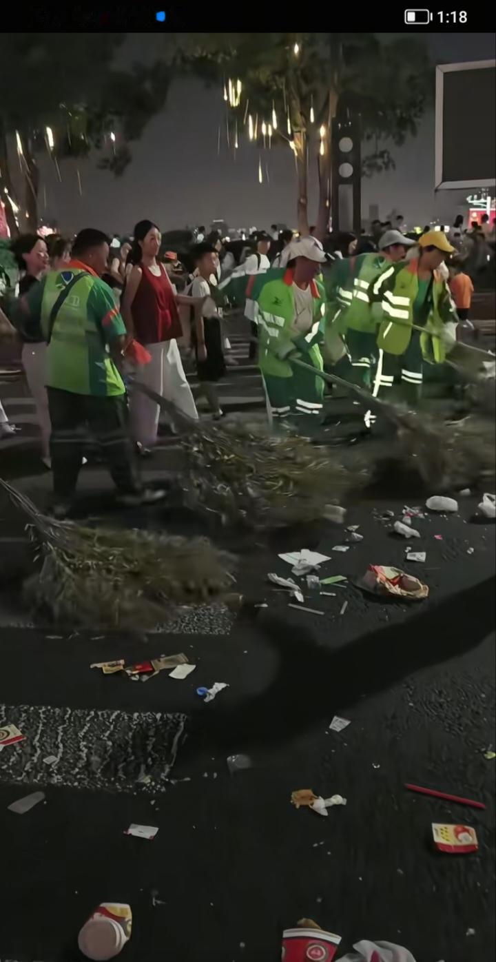 10月1号晚上，南昌灯光秀吸引了全城目光，当灯光秀落幕的热闹散去后，街头的喧嚣逐