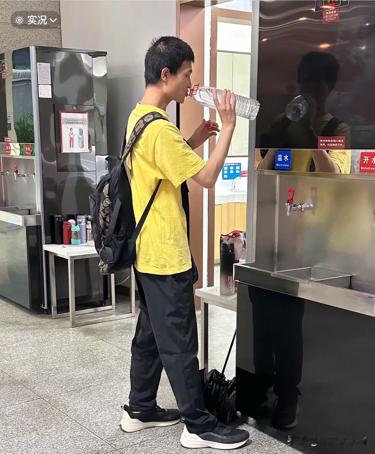 韦神用塑料瓶接水，仰着脖子，正不紧不慢喝水，没人打扰时，他很自在，咕咚咕咚喝