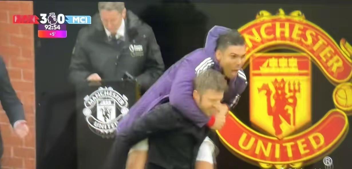 看到胖虎熊抱卡神，我就知道卡里克是真神了！在昨晚进行的第22轮英超联赛，曼联主场