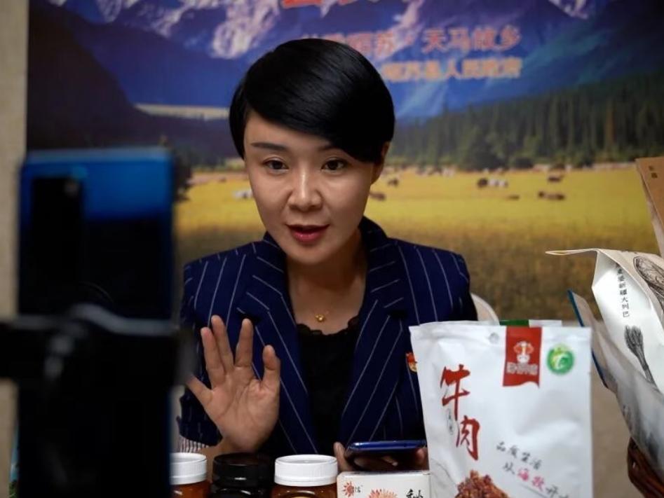 我最近才知道…那个骑马的女局长，她丈夫的预感竟成了真。昨晚饭局，一个在体制内的朋