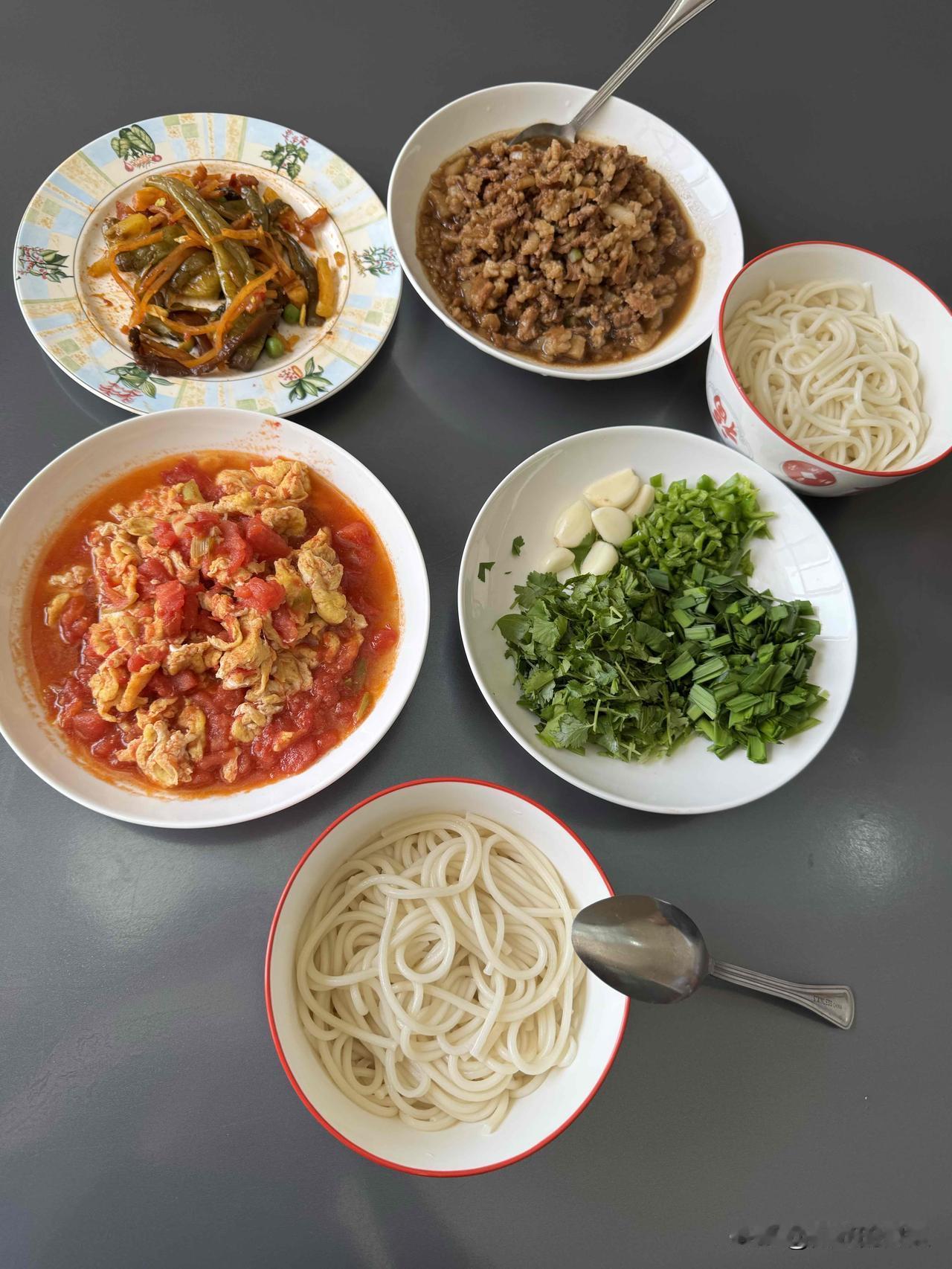 今天的面条别具一格。这是新疆的侄儿，专门给送回来的，具有特色的新疆面。特别特