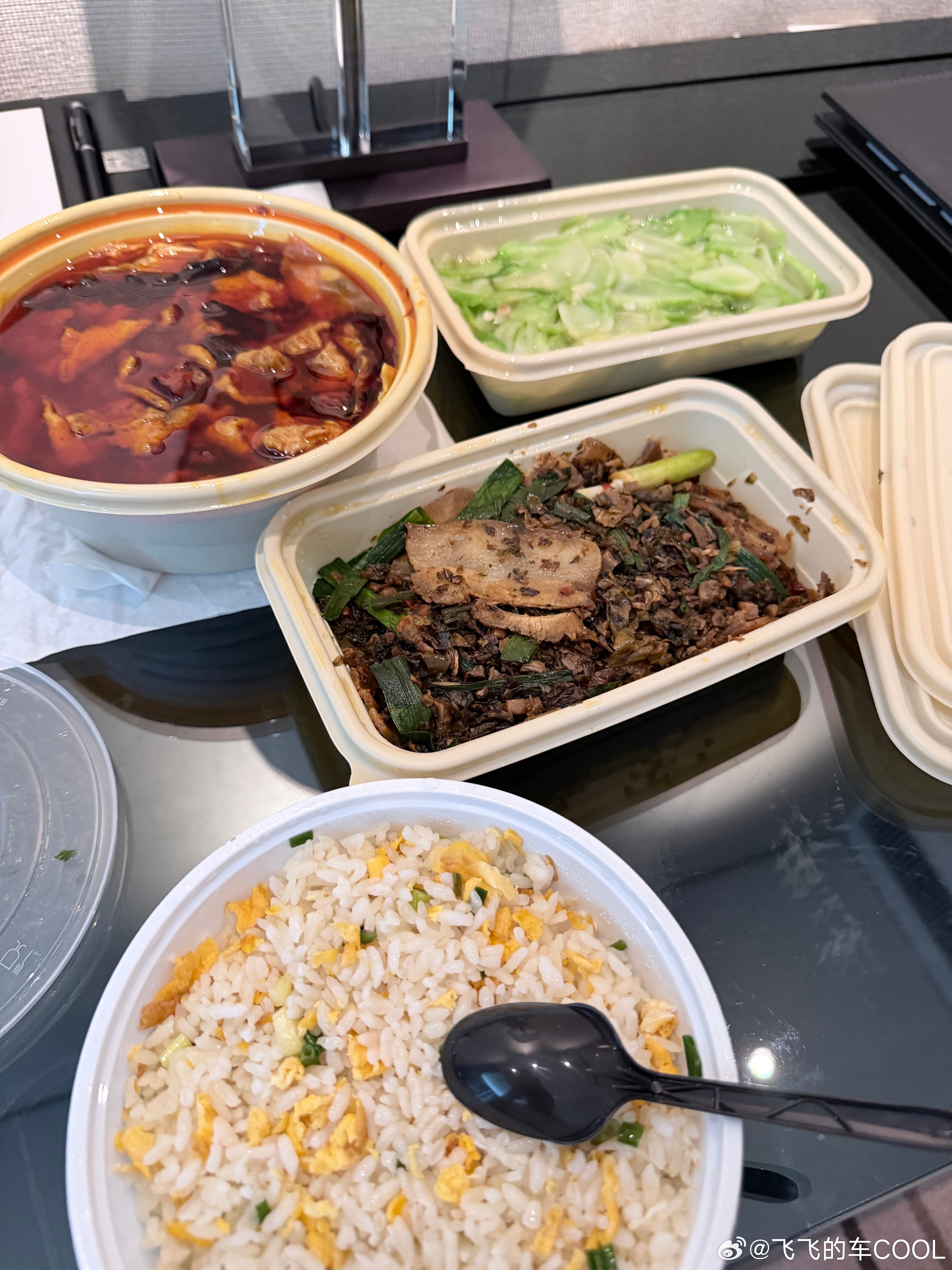 该说不说重庆物价蛮感人的，二荤一素一饭还都是正常分量不是小份外卖才60块，就是这