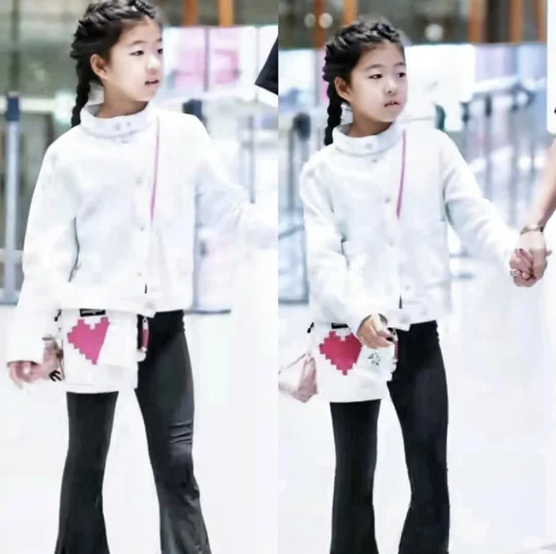 汪峰的小女儿醒醒不能仔细看越仔细看，越会发现她像她妈妈多一点，不
