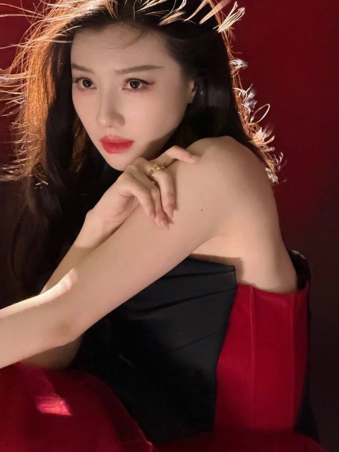 不知道王鹤润的身材很曼妙王鹤润的曼妙身材真的太有看点了！练普拉提练出的紧致线