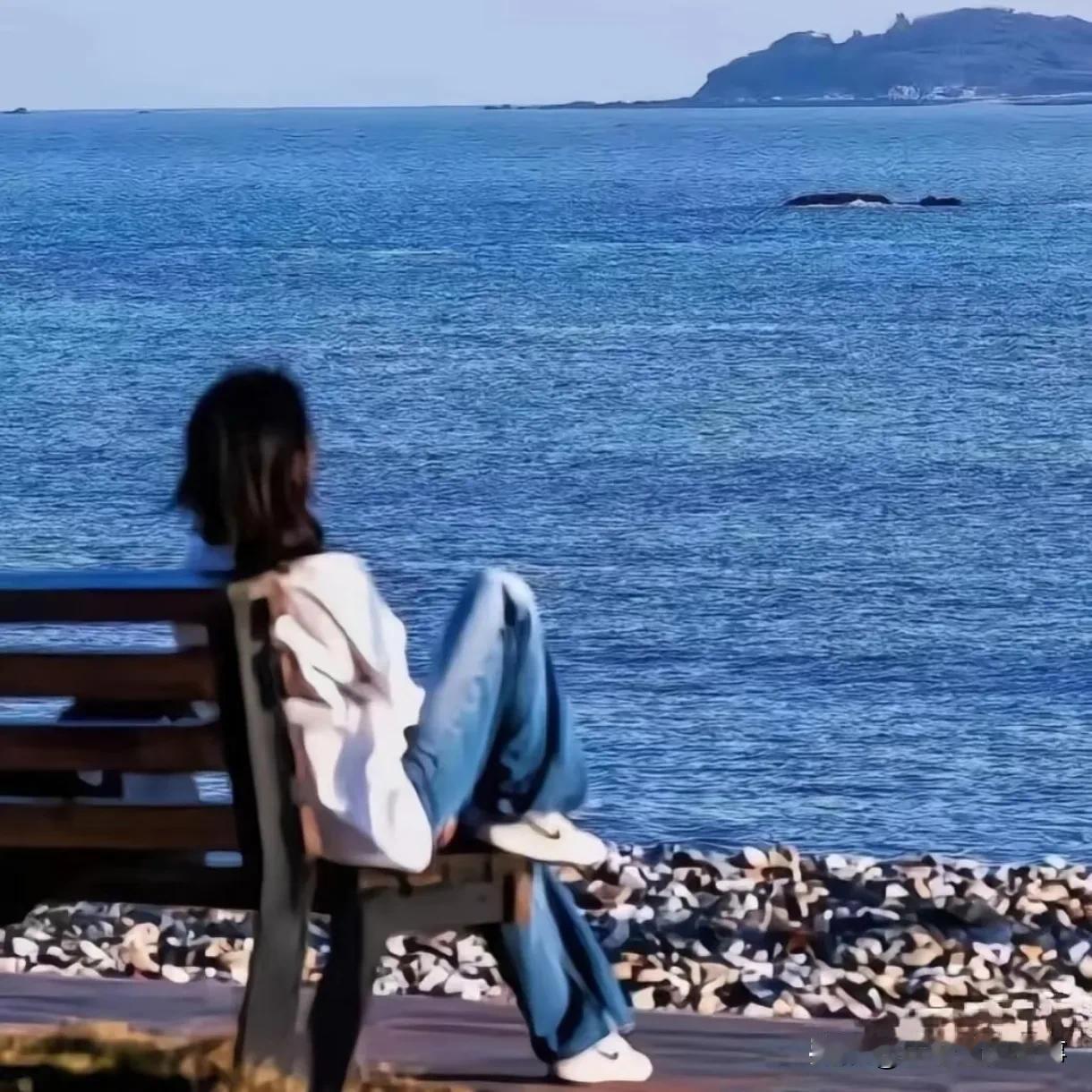 一个人独居久了，会容不下别人。一个人睡，一个人吃饭，一个人做事，一个人