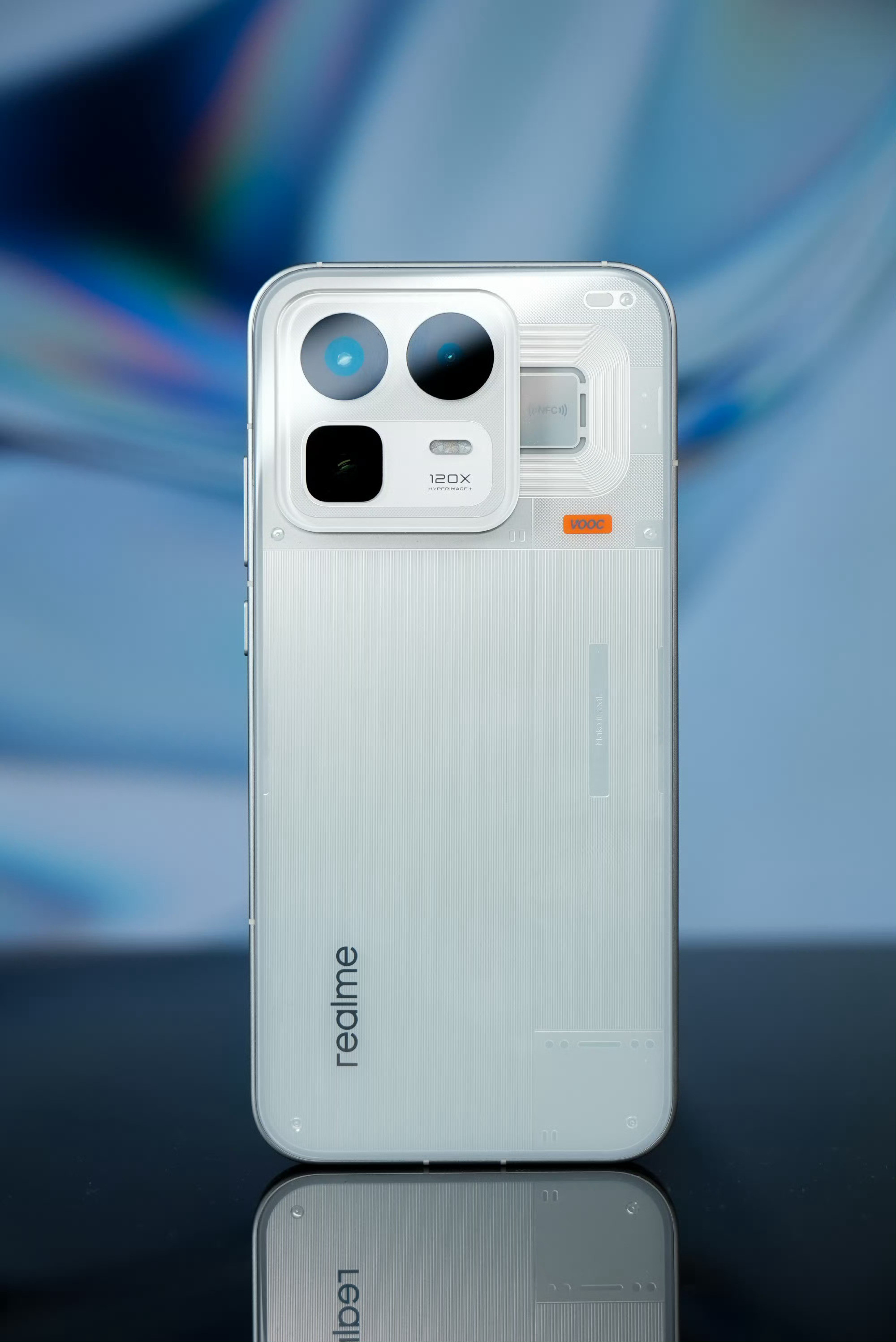 realme真我Neo8这次真挺好看，尤其是这个「起源白」，是我喜欢的感觉