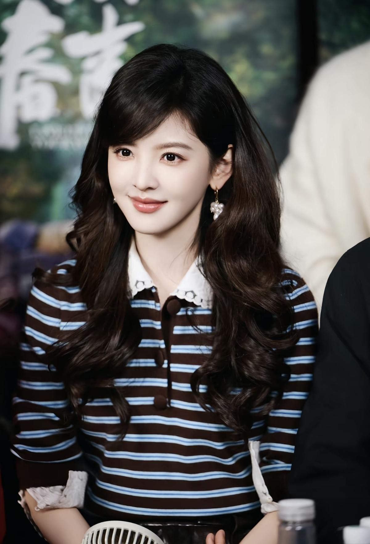  章若楠央视追剧团，颜值与演技双在线[赞]章若楠用笑容治愈，用实力闪耀央