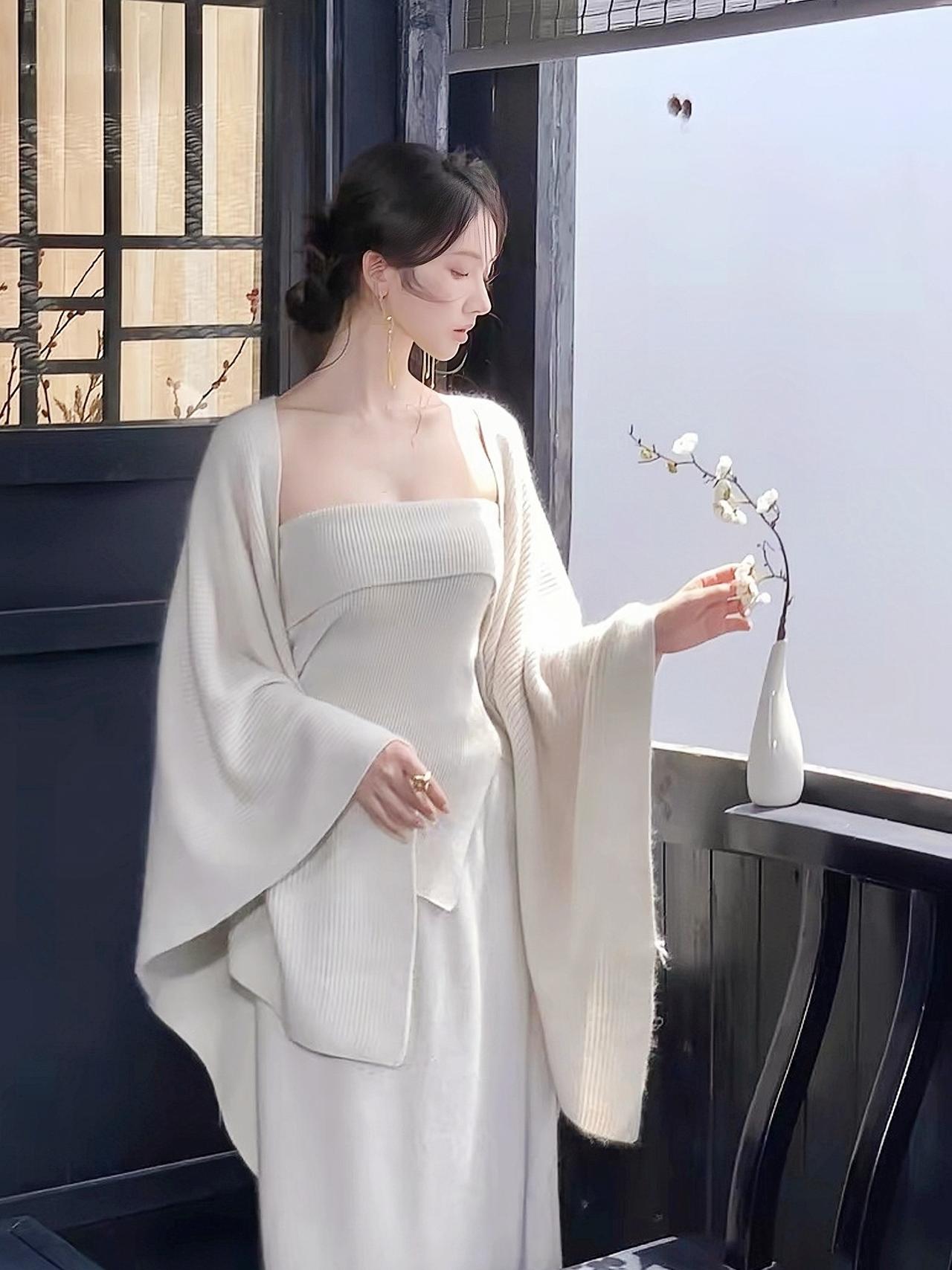 上联：素衣衬雅，一枝梅影添清韵下联：幽室含情，半卷窗棂寄静思对联对对联飞花
