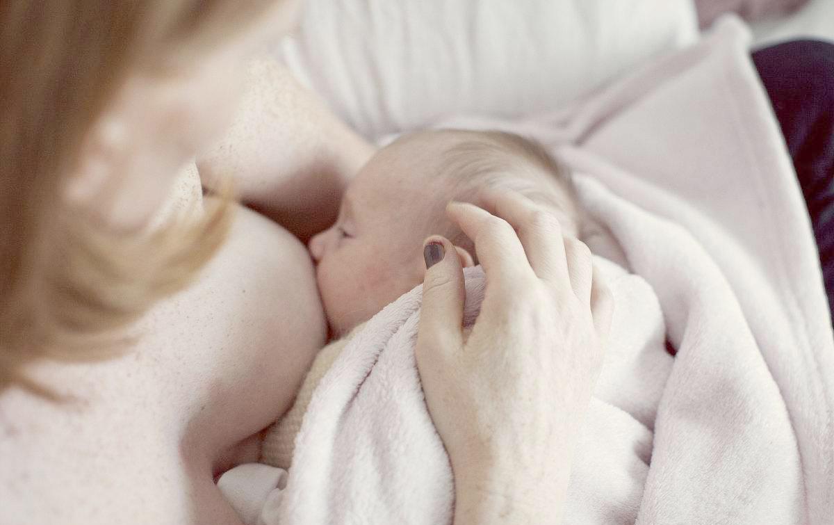 初乳很脏吗? 要挤掉吗? 儿科医生告诉你, 初乳的宝贵成分无可替代