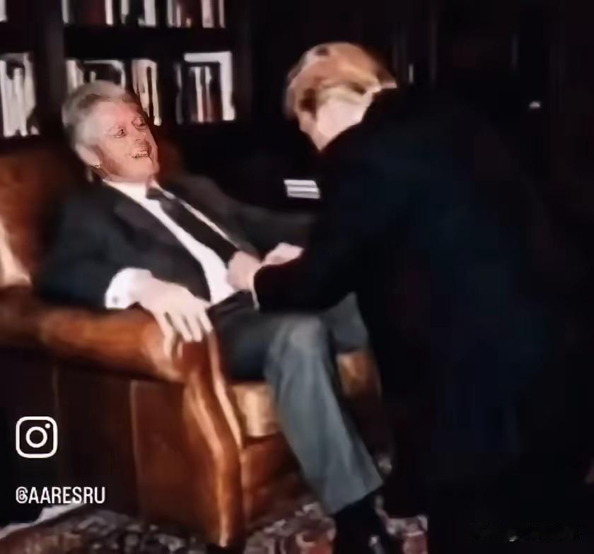 昔日的隐忍，如今皆化作复仇的烈焰。然而克林顿岂会坐以待毙？他对詹姆斯·科默说：“