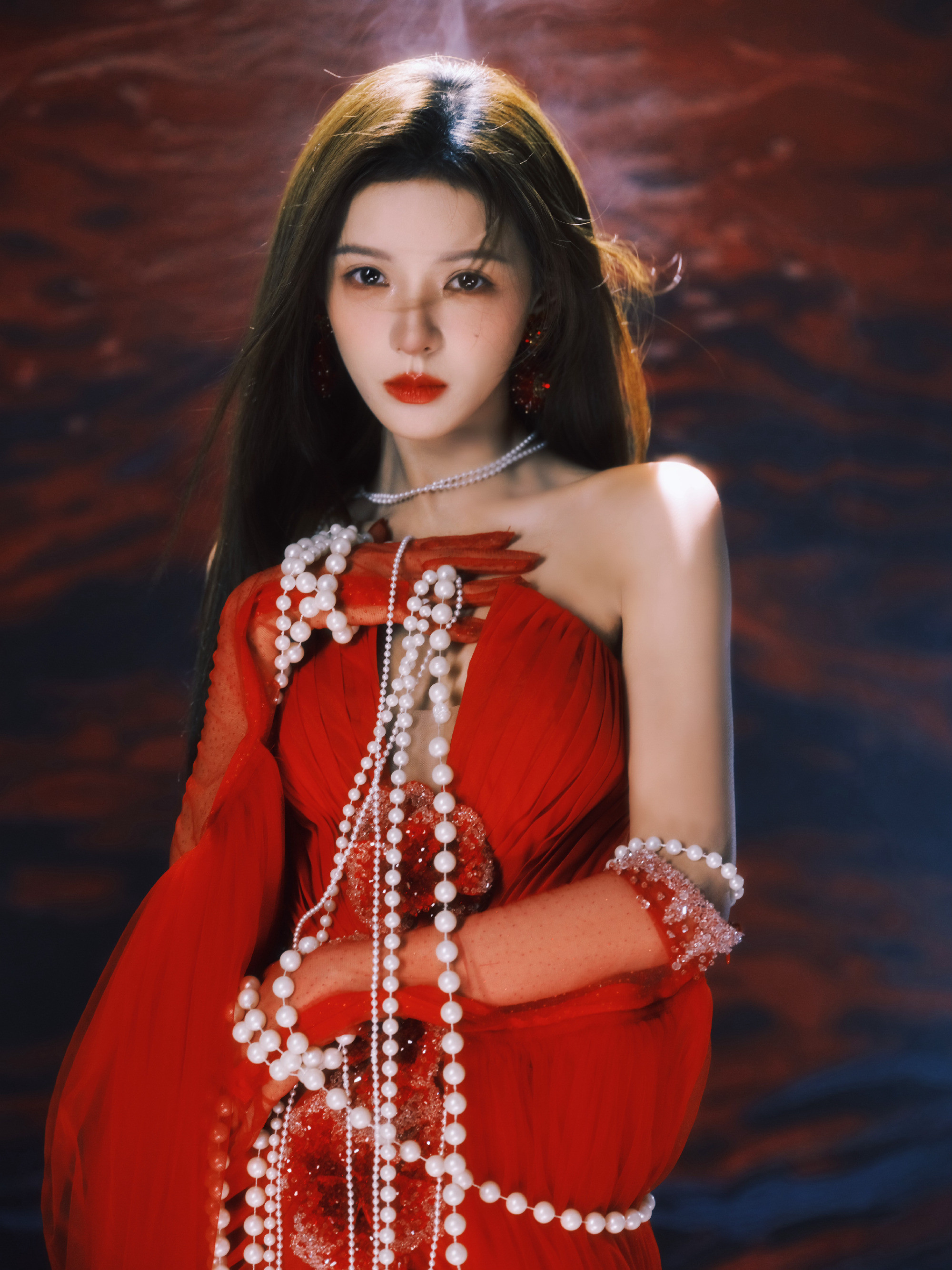 张予曦完全女明星，ELLE风尚大典，一袭红裙太美了吧。张予曦