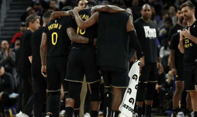 NBA常规赛，勇士以135-112战胜热火。知名记者更新动态：勇士球员吉米-巴