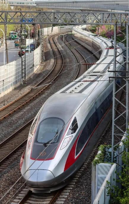 中国为什么执意要发展高铁，而不是廉价航空？说白了，中国就是在赌，赌未来用电不要钱