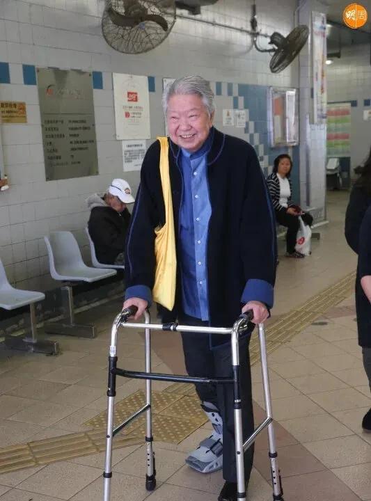 83岁的蔡澜进了ICU病房，每日费用超过2万港币，8人护理团队24小时轮流看护，