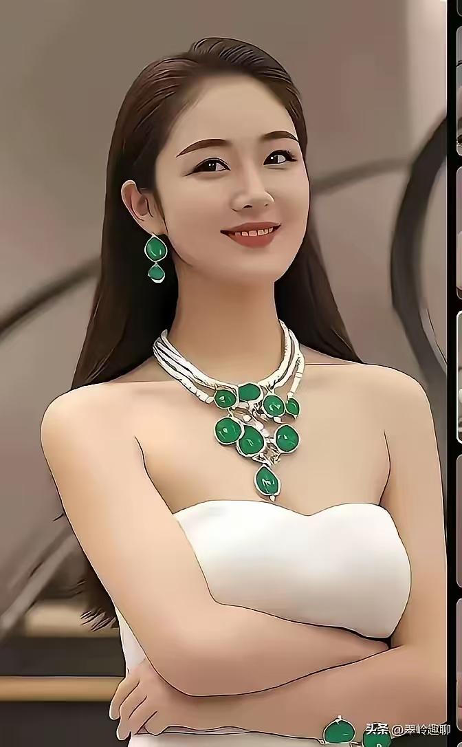 翡翠绿意盈盈，优雅绽放如诗。白裙配绿饰，笑容倾城，气质惊艳全场！